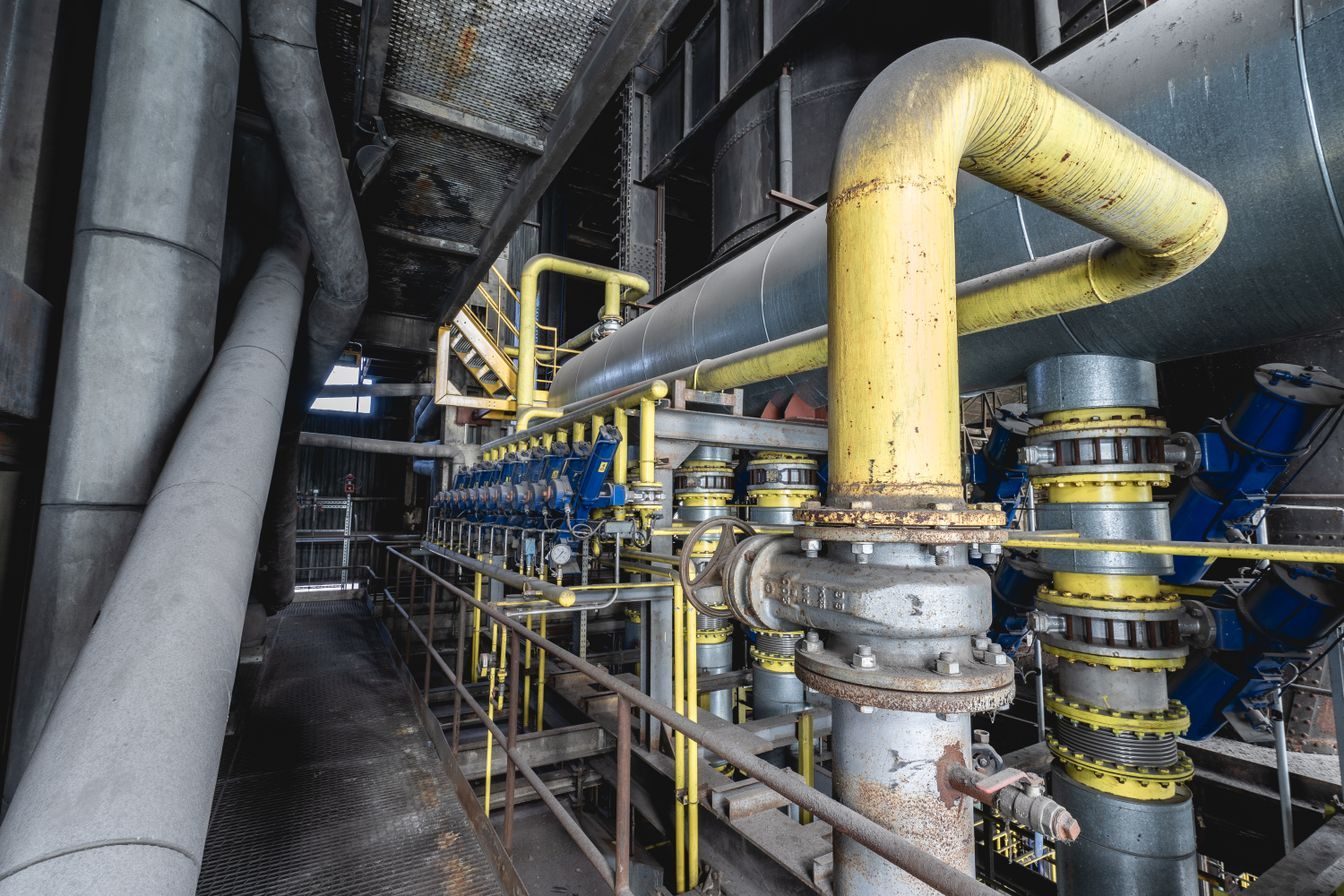 Gaswarnanlage mit Manometern und Rohrleitungen